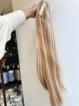Coada de Par cu Cleste Dreapta Blond Suvitat, 70 cm Coada de Par cu Cleste Dreapta Blond Suvitat, 70 cm