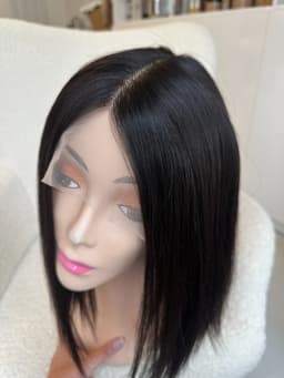 Perücke im italienischen Stil, sehr dunkler Satin, echtes Remy-Haar Perücke im italienischen Stil, sehr dunkler Satin, echtes Remy-Haar