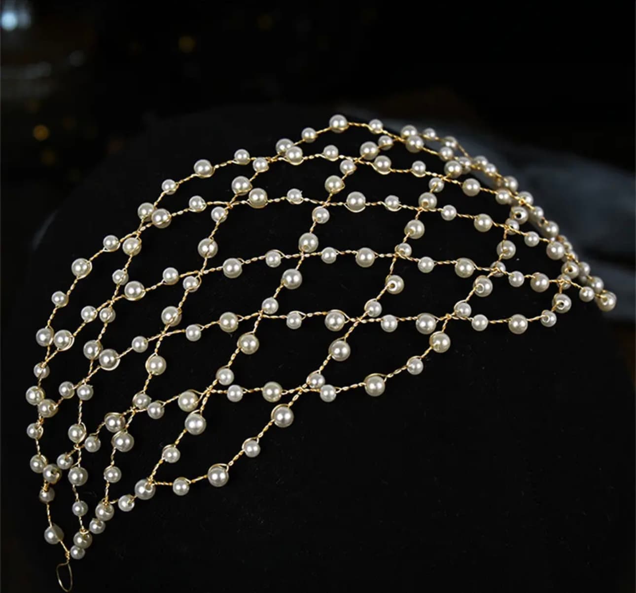 Accesoriu cu perle si design auriu Accesoriu cu perle si design auriu