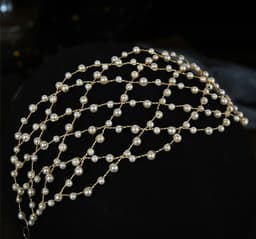 Accesoriu cu perle si design auriu Accesoriu cu perle si design auriu