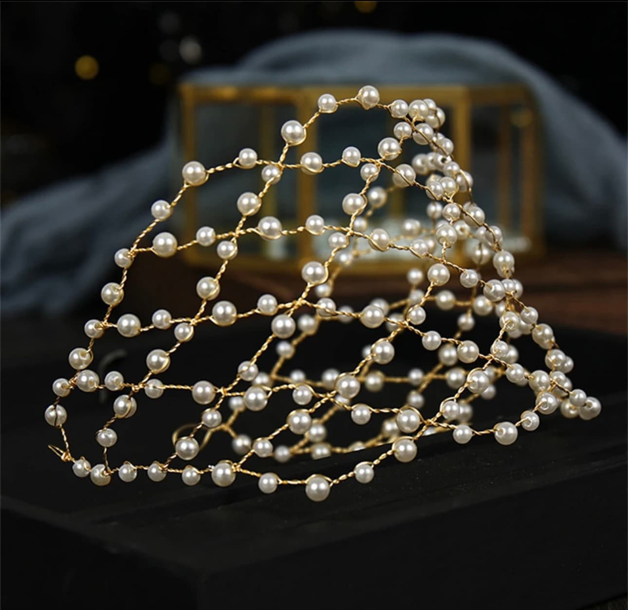 Accesoriu cu perle si design auriu Accesoriu cu perle si design auriu